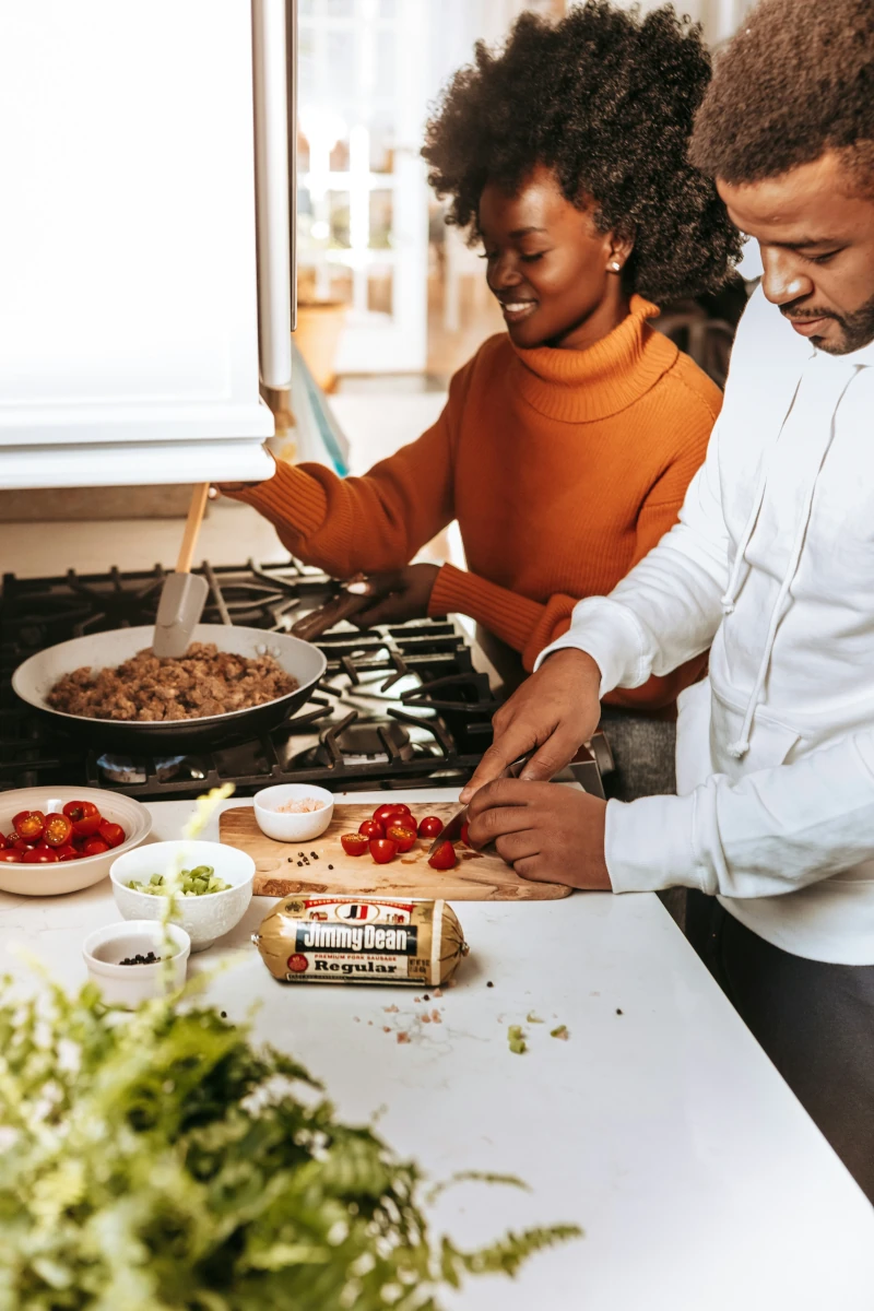 Une couple est en train de cuisiner ensemble